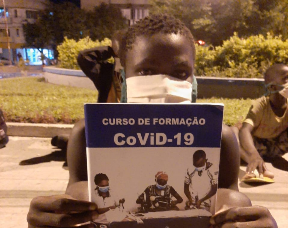 Um manual anti-covid para as crianças de rua da Beira: a escola também é feita nas calçadas para proteger a vida de todos